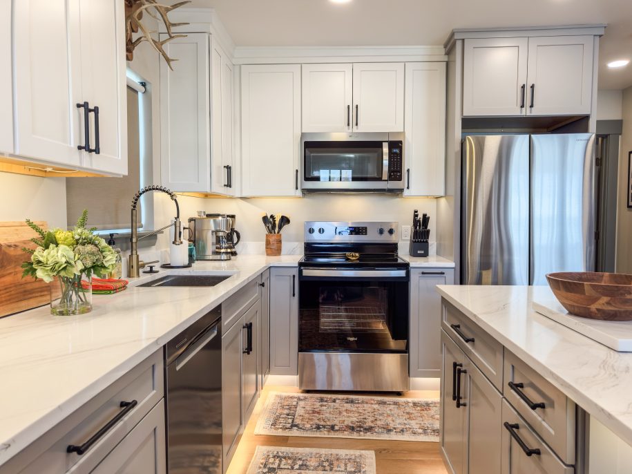 Fully equipped kitchen in Glacier Natl Park STR