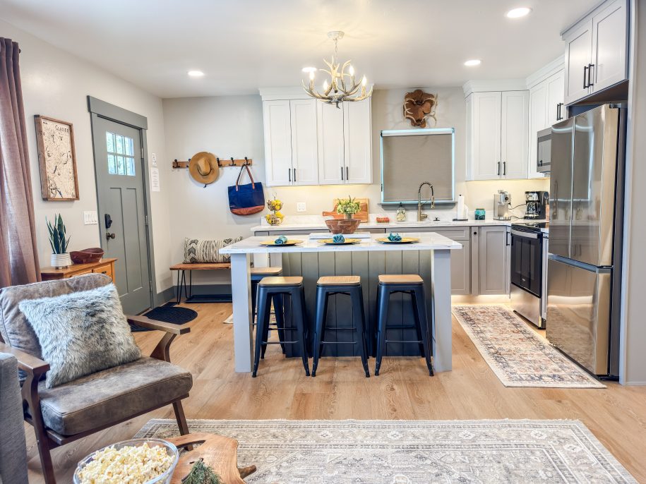 Full kitchen in Coulmbia Falls STR
