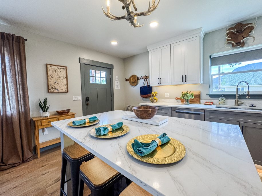 Dining for four in Columbia falls rental